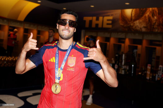 Mikel Merino celebra victoria en el vestuario tras la final del Mundial de la FIFA 2026 entre España y Argentina