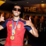 Mikel Merino celebra victoria en el vestuario tras la final del Mundial de la FIFA 2026 entre España y Argentina