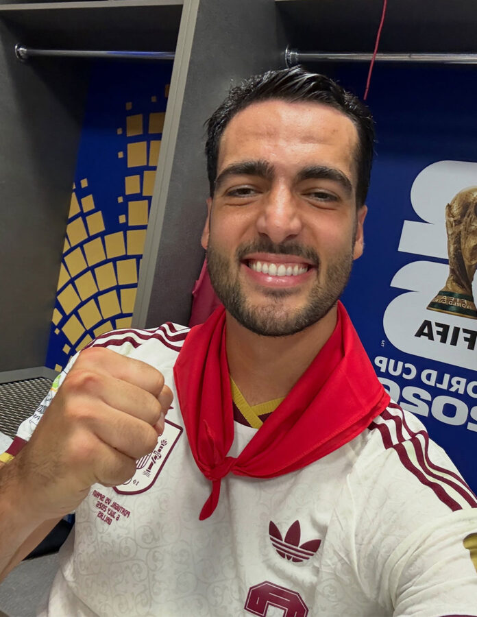 Mikel Merino celebra en el vestuario del Mundial 2026 con el pañuelo rojo de San Fermín al cuello