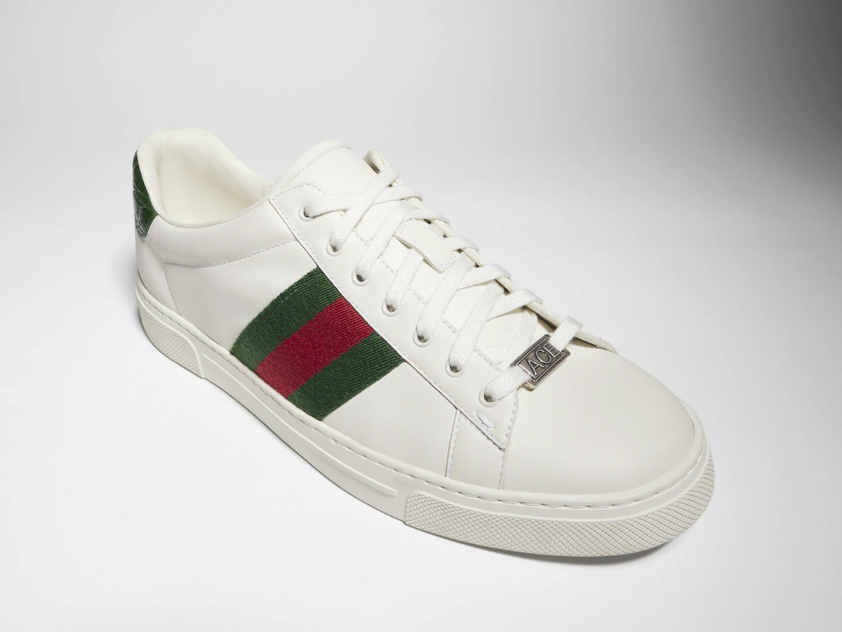 Zapatilla Gucci Ace en piel blanca con la banda web verde y roja de la firma italiana