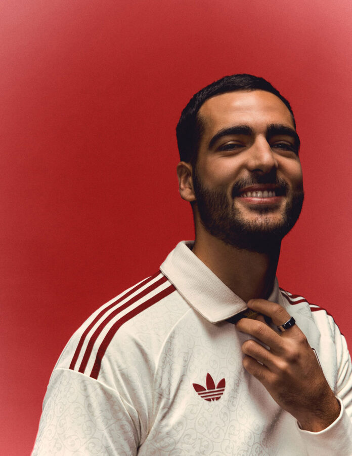 Mikel Merino sonríe con el polo blanco de la selección española y el anillo Oura Ring en la mano