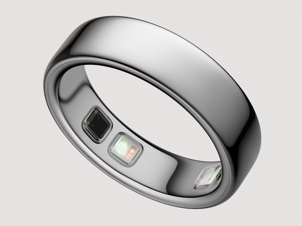 Anillo inteligente Oura Ring en acabado plateado con sensores en su cara interior
