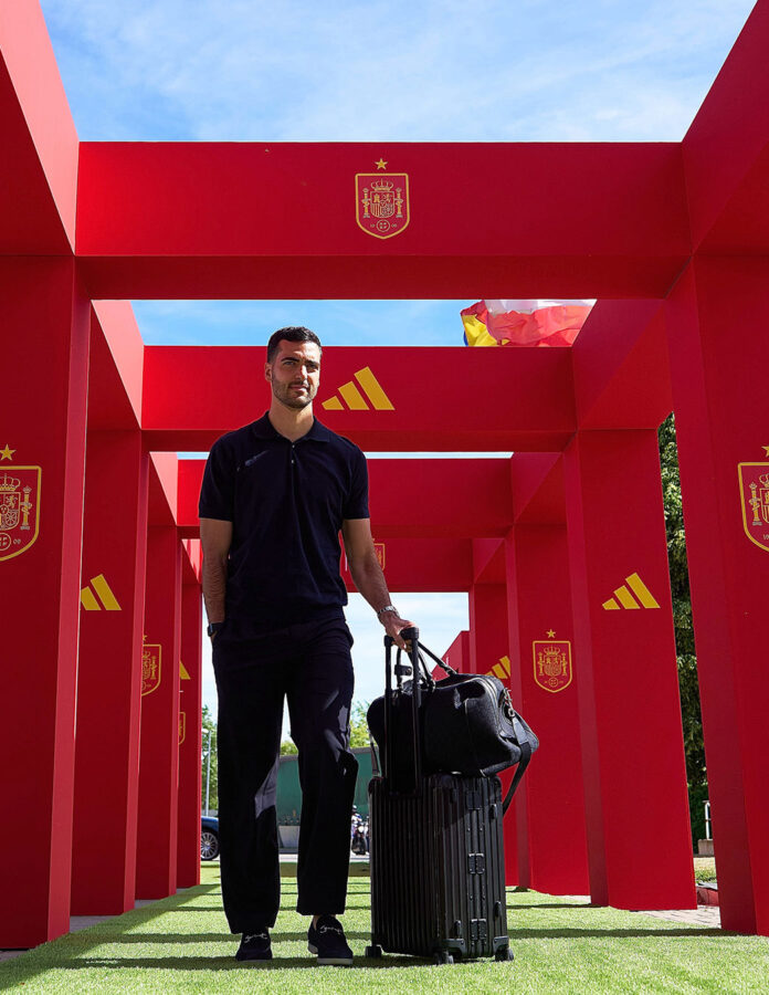 Mikel Merino llega a la concentración de España con bolsa de viaje Gucci y maleta rígida