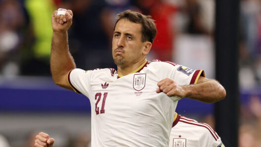 Mikel Oyarzabal, número 21 de España, celebra el primer gol de su equipo, marcado de penalti, durante la semifinal del Mundial de la FIFA 2026 entre Francia y España, disputada en el Dallas Stadium el 14 de julio de 2026 en Arlington, Texas.