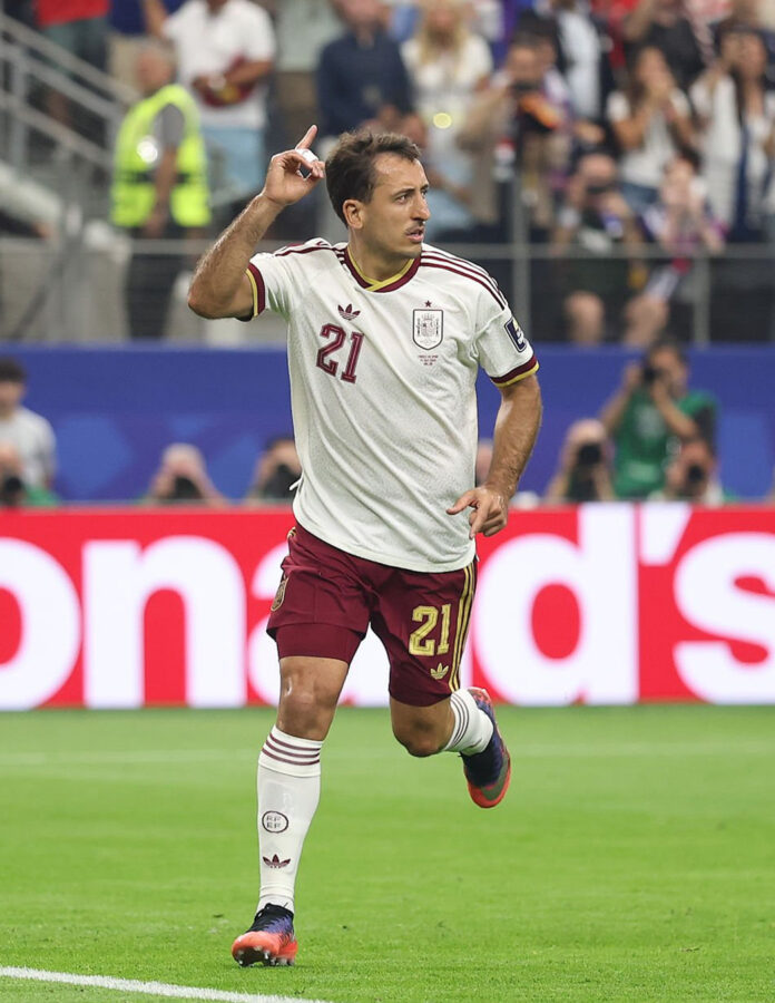 Mikel Oyarzabal, número 21 de España, celebra tras transformar un penalti y marcar el primer gol de su equipo durante el partido de semifinales de la Copa del Mundo de la FIFA 2026 entre Francia y España, disputado en el Dallas Stadium el 14 de julio de 2026 en Arlington, Texas. (Foto de Lars Baron/Getty Images)