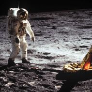 El reloj que pasó de un banco de pruebas en Houston a la muñeca de los hombres que caminaron sobre la luna Astronauta del Apolo 11 caminando sobre la superficie lunar junto a la pata dorada del módulo lunar Eagle.