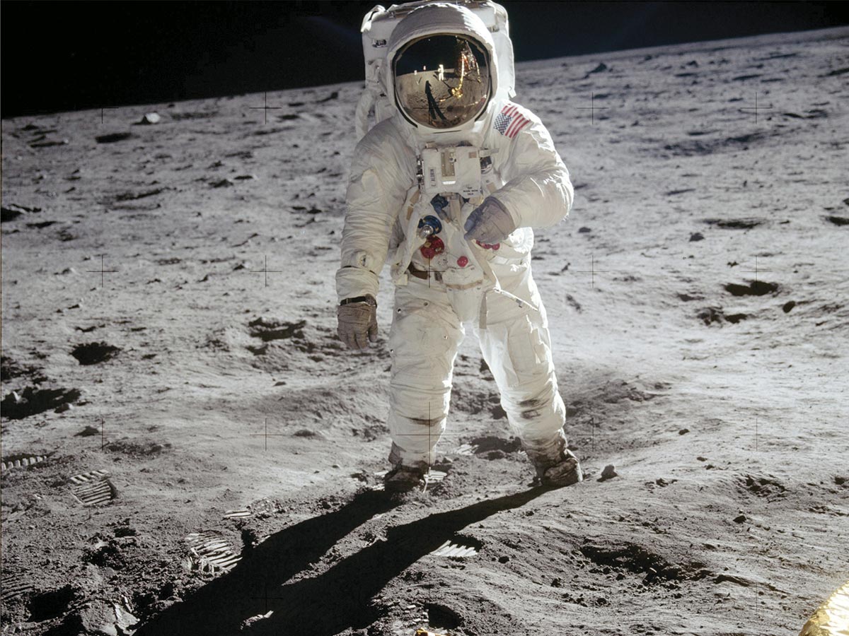 Buzz Aldrin de pie sobre la Luna con el traje espacial y el reflejo de Neil Armstrong en el visor durante el Apolo 11.