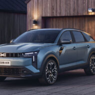 Dacia presenta el mejor coche de su historia y todo lo que ofrece por menos de 25.000 euros te va a sorprender El Striker utiliza la plataforma CMF-B del Grupo Renault y se fabrica en Bursa, Turquía. | Fotografía por cortesía de: Dacia