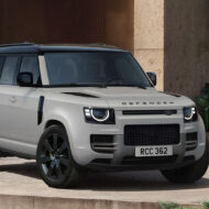 Land Rover sabe que sus Defender los usan en ciudad y por eso han lanzado un acabado con un aspecto más deportivo Land Rover Defender 2027 gris claro