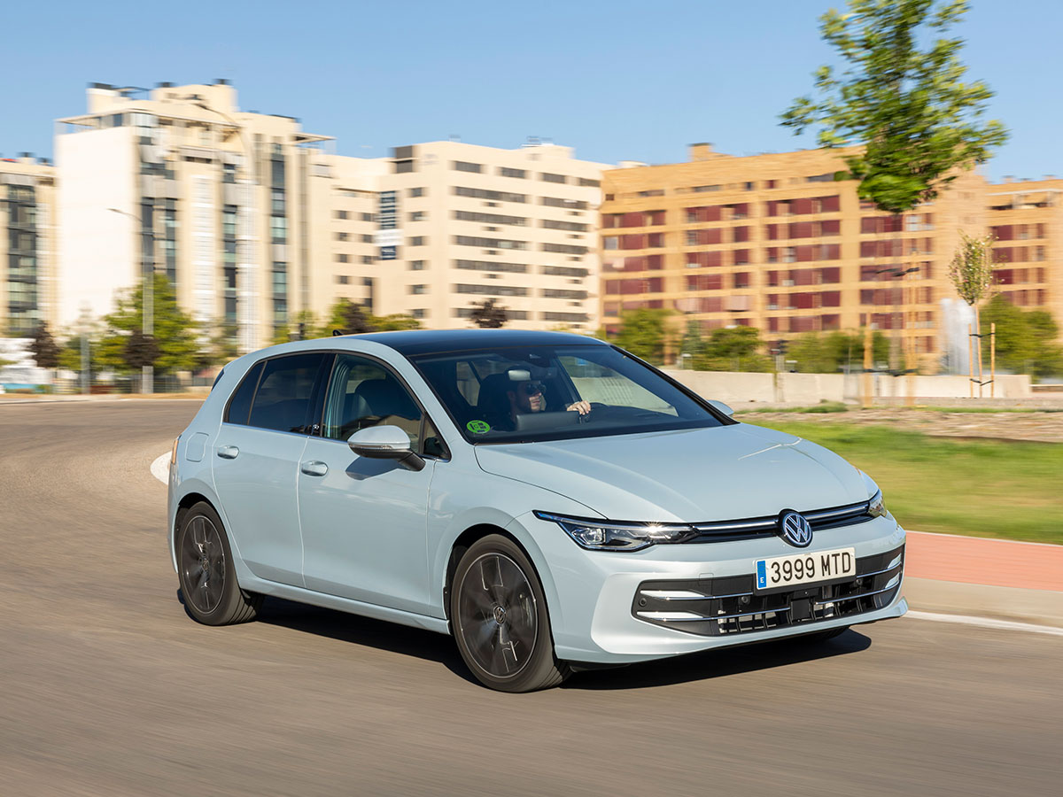 Volkswagen Golf circulando por cuidad