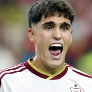 Así es el garaje de Pau Cubarsí: solo tiene 2 coches, ninguno supera los 65.000 euros y uno ni siquiera lo ha pagado él Pau Cubarsí durante el partido contra Portugal en el Mundial 2026