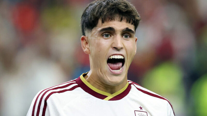 Pau Cubarsí durante el partido contra Portugal en el Mundial 2026