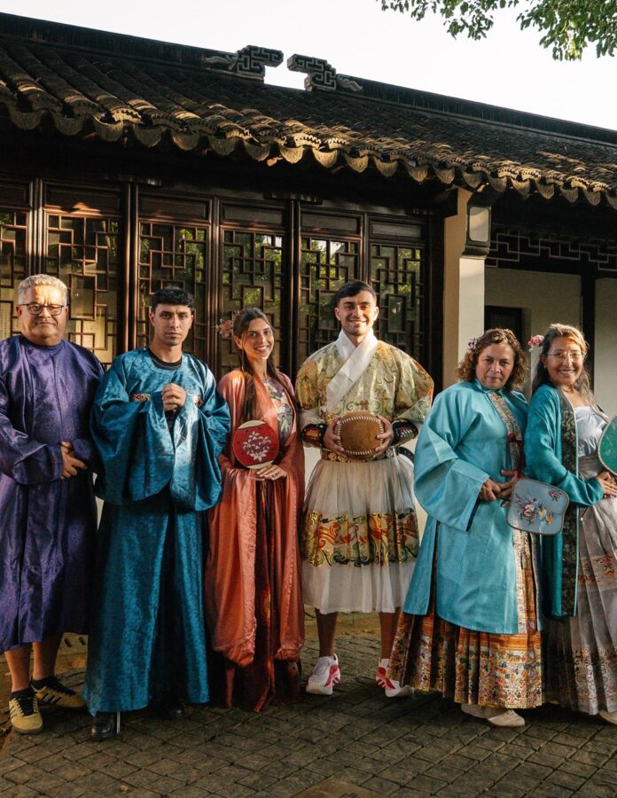 Pedri posa con sus acompañantes vestidos de hanfu y calza las zapatillas adidas Hyperboost Edge