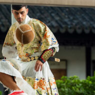 Las zapatillas que Pedri se ha llevado para hacer turismo por Suzhou: cuestan 200 euros y pesan lo mismo que un móvil Pedri con vestimenta tradicional china da toques a un balón de cuju con sus zapatillas adidas Hyperboost Edge