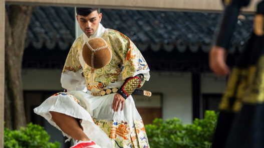 Pedri con vestimenta tradicional china da toques a un balón de cuju con sus zapatillas adidas Hyperboost Edge