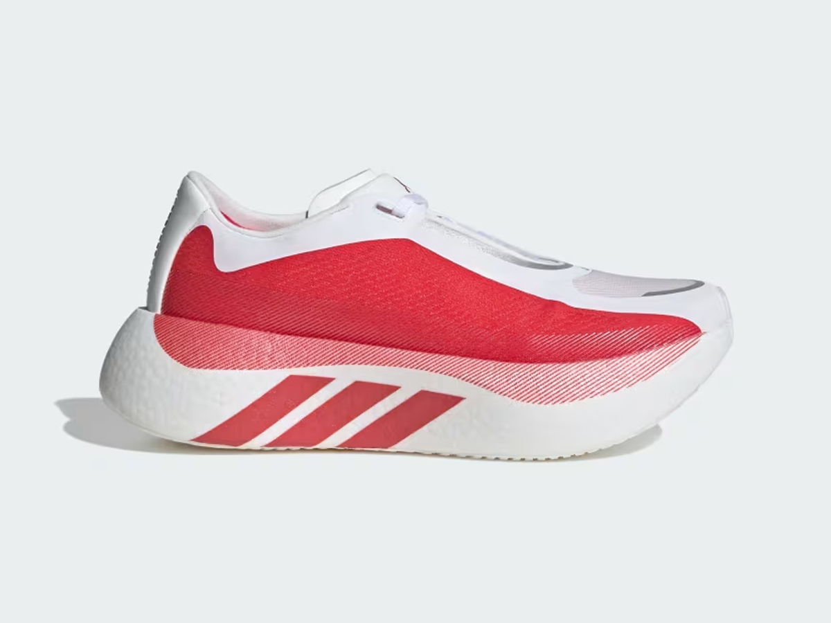Perfil de las zapatillas adidas Hyperboost Edge con la mediasuela Hyperboost Pro y las tres bandas rojas.