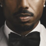 Michael B. Jordan con esmoquin blanco y pajarita negra en la imagen promocional de El Secreto de Thomas Crown