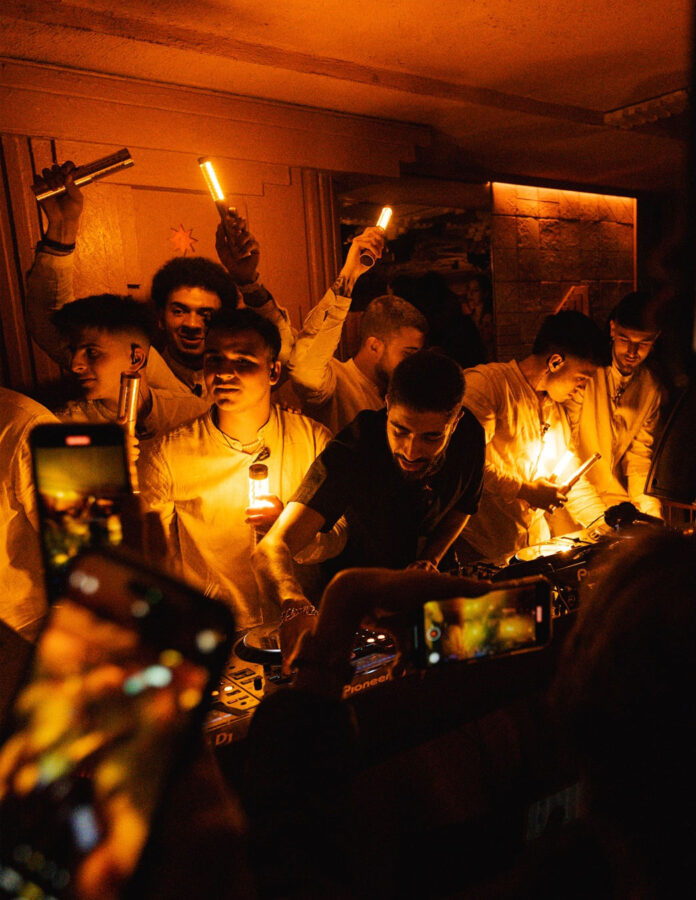 Público vestido de blanco y DJ pinchando afrohouse en Ištar, barrio de Salamanca