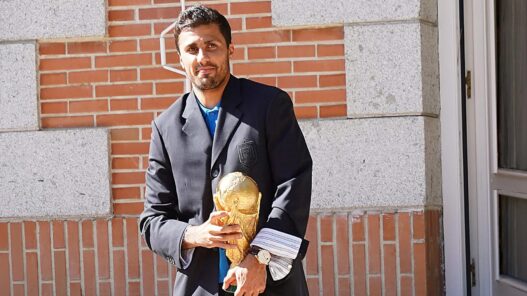 Rodri Hernández sostiene el trofeo del Mundial 2026 en el Palacio de la Zarzuela con traje azul de Loewe y reloj IWC Portugieser en la muñeca