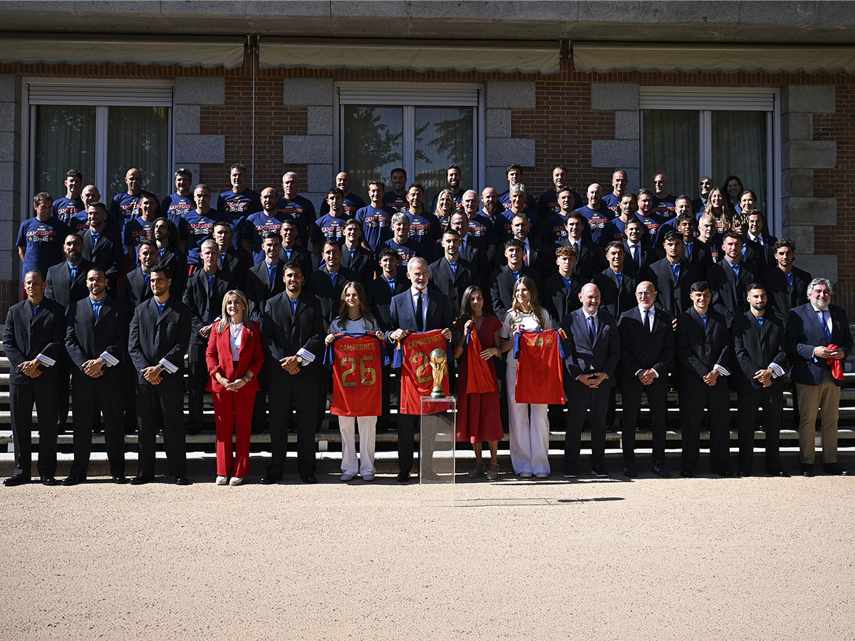 Foto de familia de la Selección Española de Fútbol con los Reyes, la Princesa Leonor y la Infanta Sofía en el Palacio de la Zarzuela tras ganar el Mundial 2026