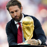 El reloj con el que Sergio Ramos celebró la victoria de España en el Mundial 2026: valorado en más de 100.000 euros y lista de espera para conseguirlo Sergio Ramos coloca el trofeo del Mundial 2026 con su Patek Philippe Nautilus 5980R de oro rosa en la muñeca