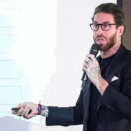 Sergio Ramos revela su método de recuperación post entreno: "Nos ha ayudado durante 20 años a recuperar mucho mejor" Sergio Ramos con gafas y un puntero frente a una pizarra explicando algo
