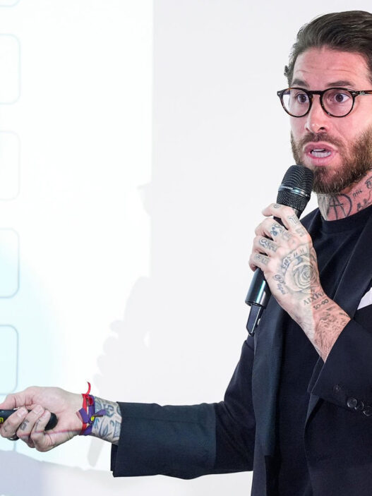 Sergio Ramos con gafas y un puntero frente a una pizarra explicando algo