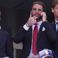 Sergio Ramos eligió las gafas de sol perfectas para ver a España ganar el Mundial 2026: son de un diseñador americano y tienen lentes de cristal mineral Sergio Ramos con gafas de sol Tom Ford junto a Jesús Navas y Marcos Llorente en el palco de la final del Mundial 2026 entre España y Argentina