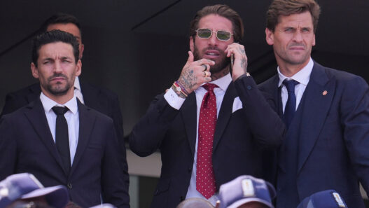 Sergio Ramos con gafas de sol Tom Ford junto a Jesús Navas y Marcos Llorente en el palco de la final del Mundial 2026 entre España y Argentina
