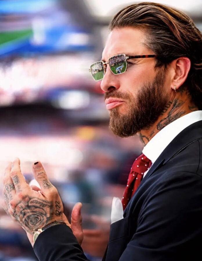 Primer plano de Sergio Ramos con las gafas Tom Ford FT1360 y el estadio reflejado en las lentes durante la final del Mundial 2026