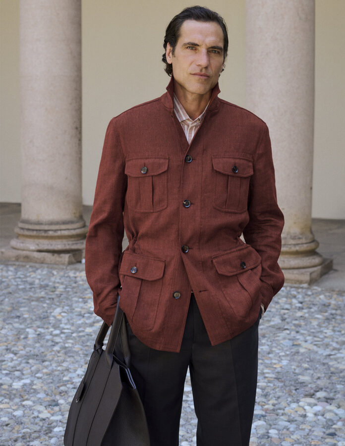 tendencias moda masculina primavera 2027 hombre elegante con sahariana burdeos de Brioni