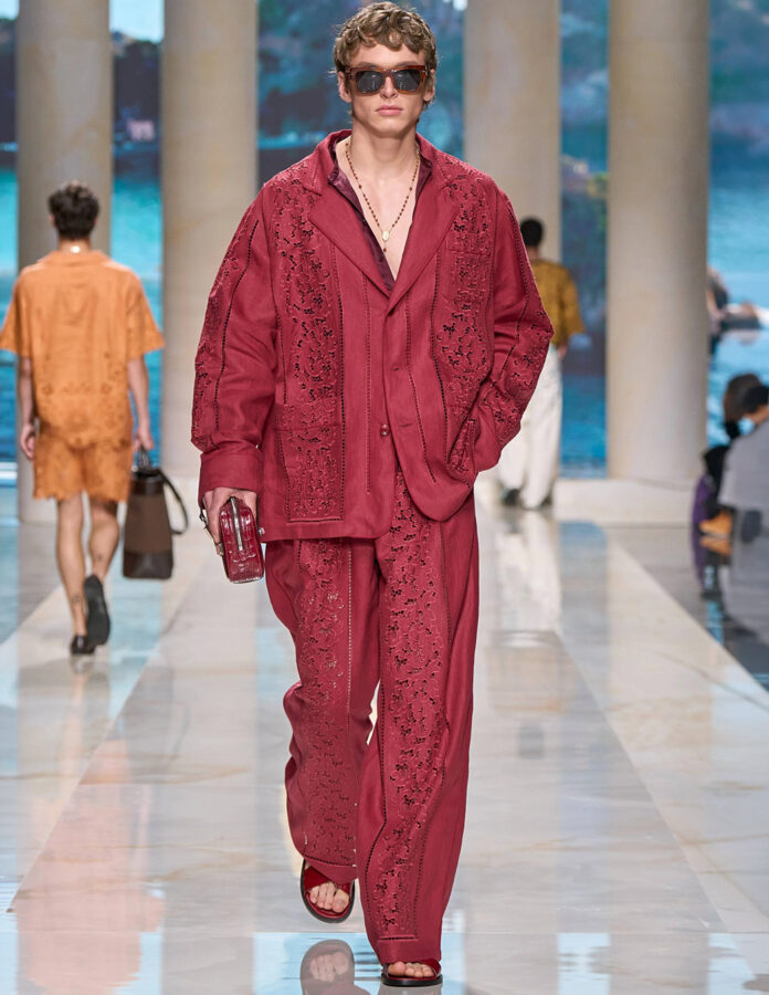 tendencias moda masculina primavera 2027 desfile Dolce & Gabbana modelo traje holgado rojo