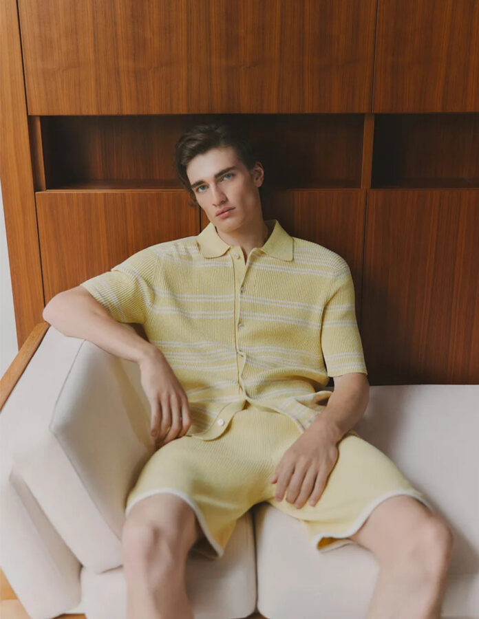 tendencias moda masculina primavera 2027 modelo vestido con look amarillo