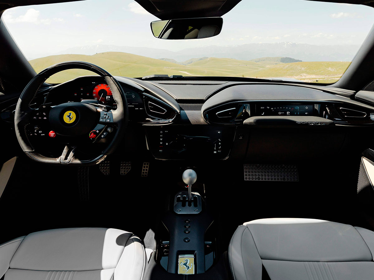 Interior del Ferrari12Cilindri Manuale
