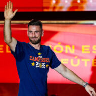 Unai Simón traslada su innegable discreción a su garaje personal: solo tiene un coche aunque basta verlo para entender por qué no necesita más Unai Simón celebrando en Madrid la victoria de España en el Mundial 2026