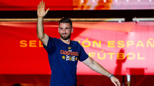 Unai Simón celebrando en Madrid la victoria de España en el Mundial 2026