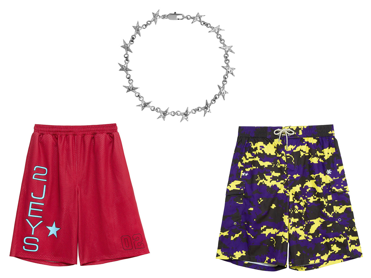 Bermudas rojas 2JEYS, pulsera de estrellas en plata y bañador camuflaje de Twojeys, las prendas favoritas de Ferran Torres