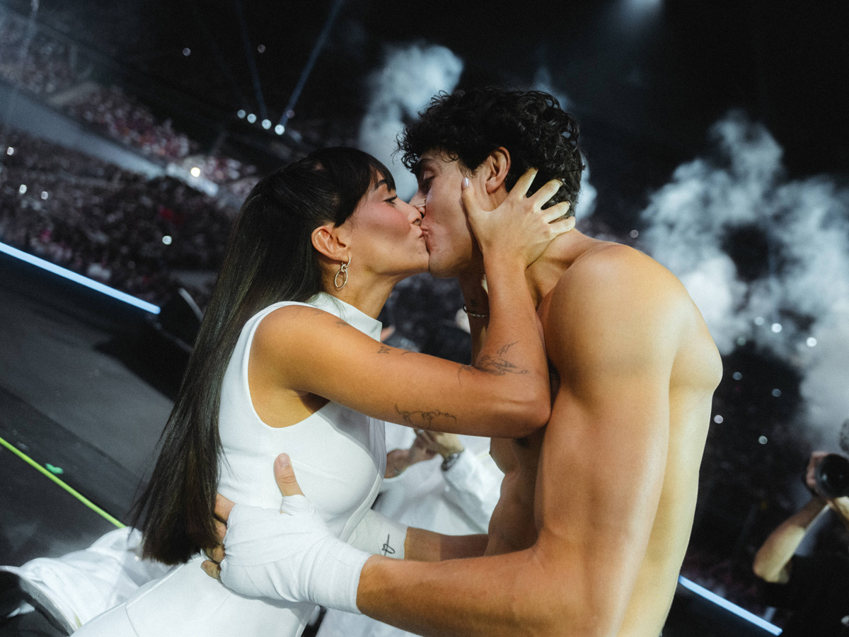 Beso Aitana y Plex en La Velada VI
