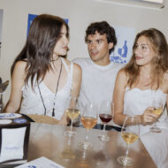 Scalpers despide la temporada con una cena de verano VIP en una taberna del centro de Madrid Invitadas de la cena de Scalpers Summer has been served brindan con vino en la taberna Masa Vins de Madrid cena Scalpers julio 2026 vacaciones
