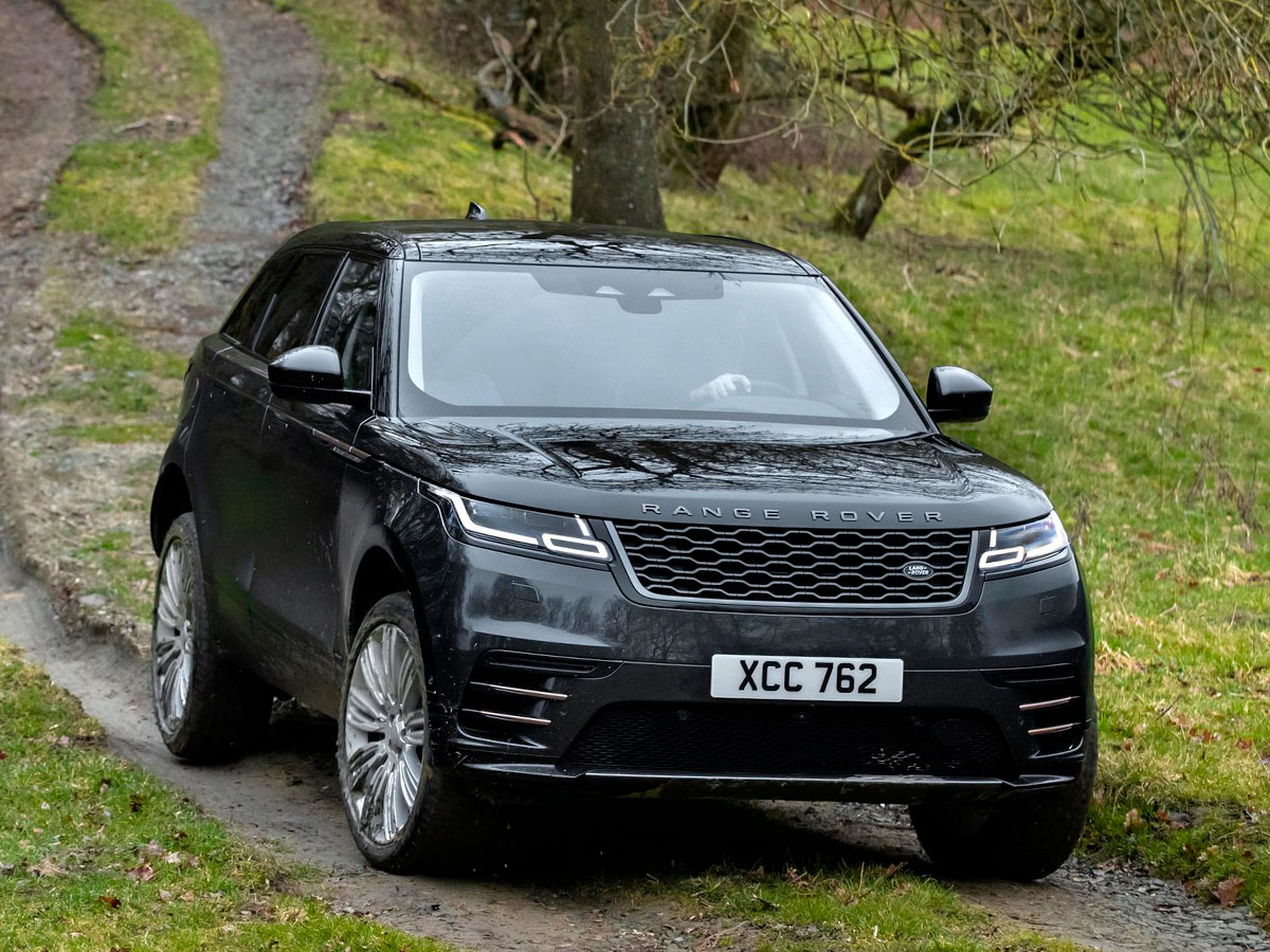 Range Rover Velar en un campo