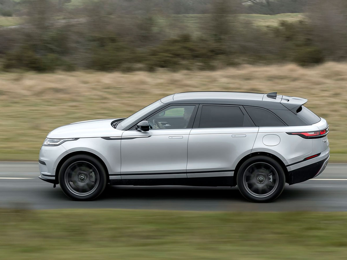 Range Rover Velar gris claro circulando por carretera