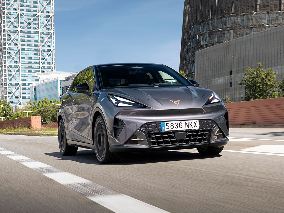 CUPRA Raval Plus circulando por carretera