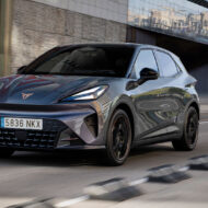 CUPRA lanza al mercado el Raval más barato: tiene 135 CV y 328 km de autonomía CUPRA Raval Plus circulando por carretera