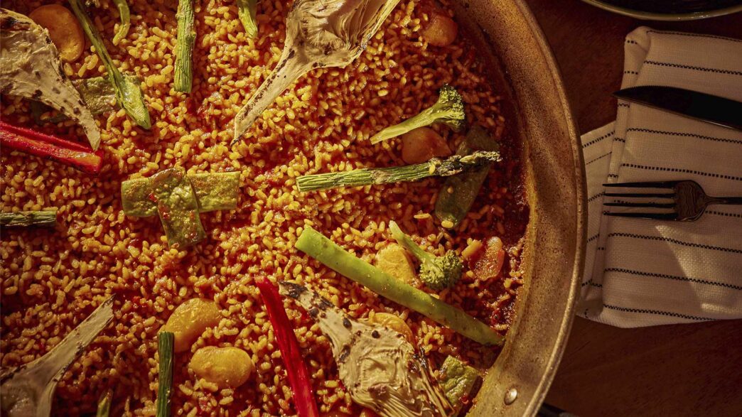 Detalle de la paella de verduras del restaurante Arroz y Fuego en el hotel Seaside Los Jameos de Puerto del Carmen