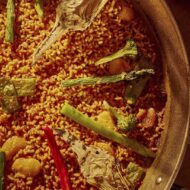 Ni en Valencia ni en Alicante: el arroz que hay que probar en Lanzarote se esconde dentro de un hotel de Puerto del Carmen Detalle de la paella de verduras del restaurante Arroz y Fuego en el hotel Seaside Los Jameos de Puerto del Carmen