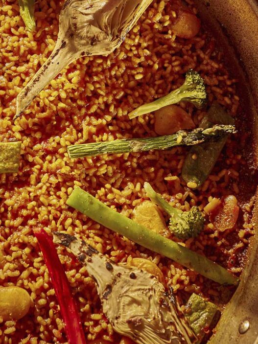 Detalle de la paella de verduras del restaurante Arroz y Fuego en el hotel Seaside Los Jameos de Puerto del Carmen