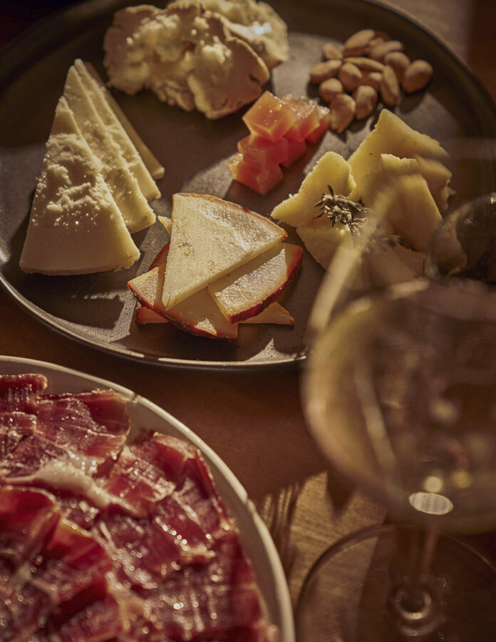 Tabla de quesos y jamón ibérico del restaurante Arroz y Fuego de Lanzarote con almendras y dulce de membrillo