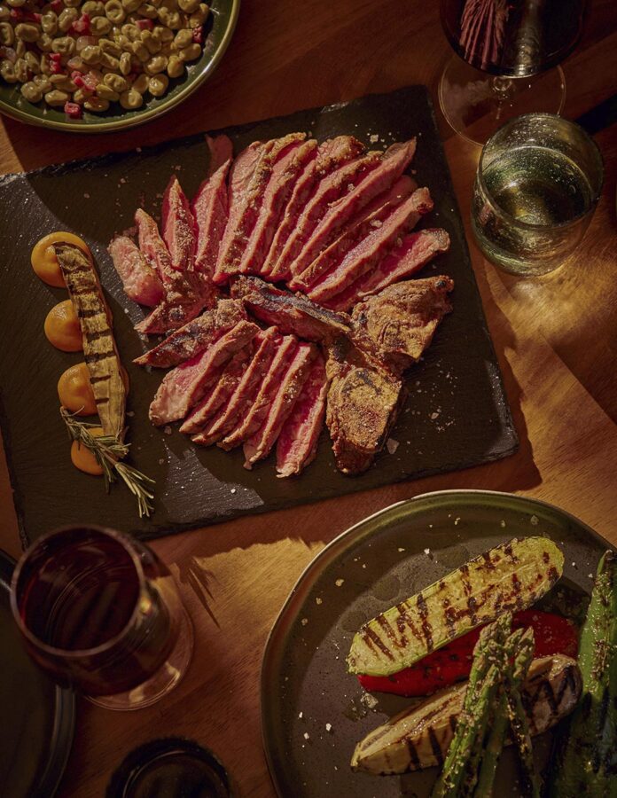 Presa ibérica fileteada con verduras a la brasa en el restaurante Arroz y Fuego del hotel Seaside Los Jameos