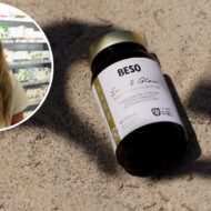 María Sánchez Bonmatí, farmacéutica: "Hay una nueva generación de nutricosmética que cuida la piel desde dentro que sí funcionan y estas cápsulas son el mejor ejemplo" La farmacéutica María Sánchez Bonmatí junto al producto Beso Sun & Glow, de Beso Beach