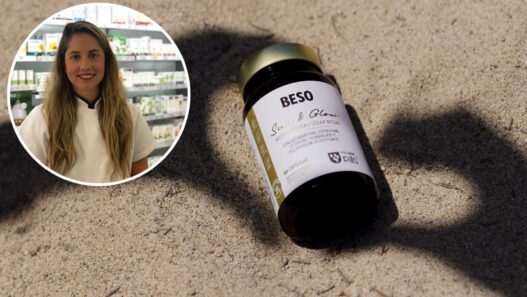 La farmacéutica María Sánchez Bonmatí junto al producto Beso Sun & Glow, de Beso Beach